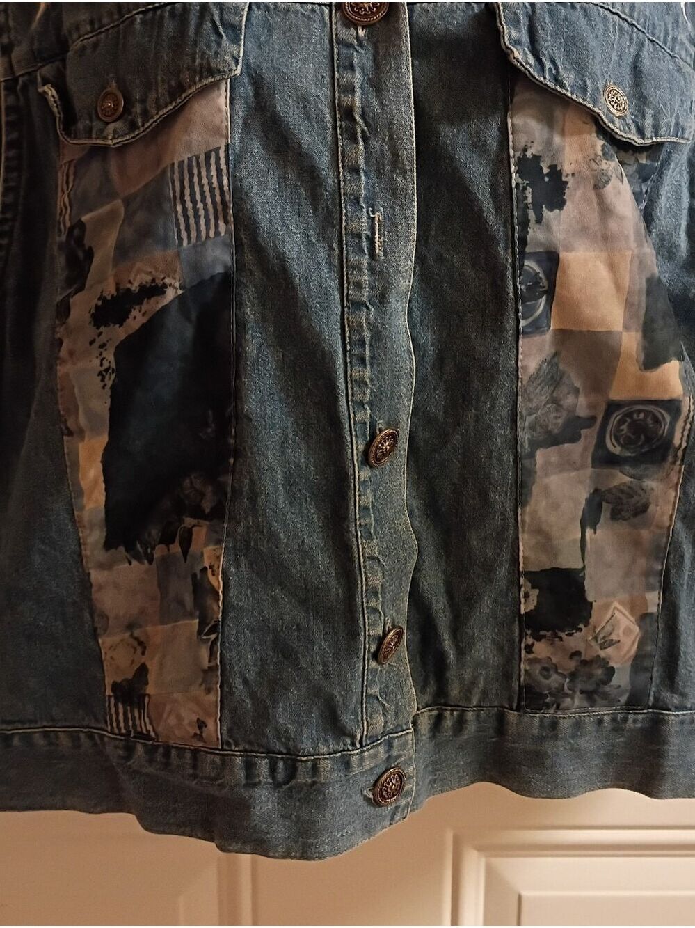 🌻 Denim Button-Up Vest with Floral Embroidery - Picture 3 of 9